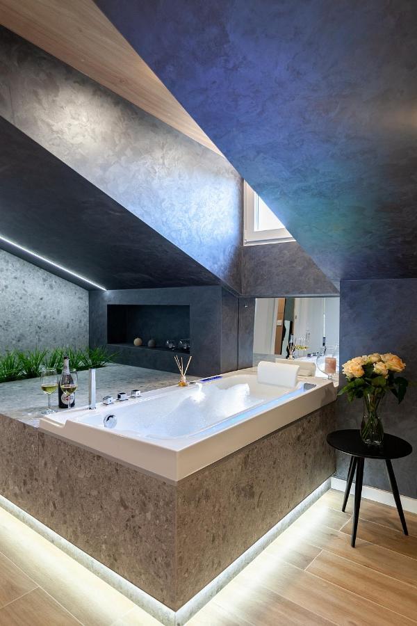 Royal Vip Jacuzzi Apart Lviv Ngoại thất bức ảnh