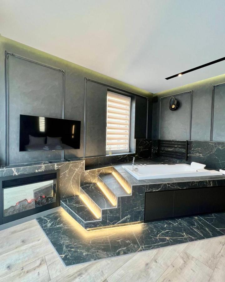 Royal Vip Jacuzzi Apart Lviv Ngoại thất bức ảnh