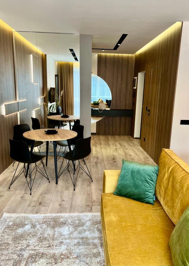 Royal Vip Jacuzzi Apart Lviv Ngoại thất bức ảnh