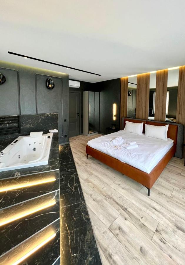 Royal Vip Jacuzzi Apart Lviv Ngoại thất bức ảnh