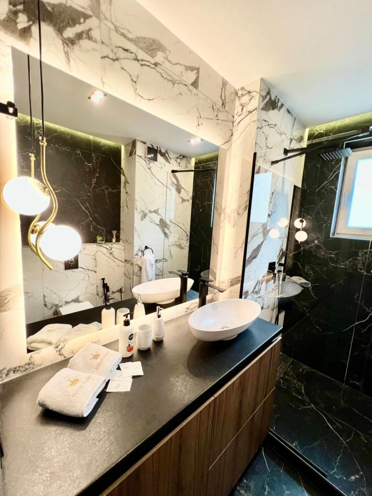 Royal Vip Jacuzzi Apart Lviv Ngoại thất bức ảnh