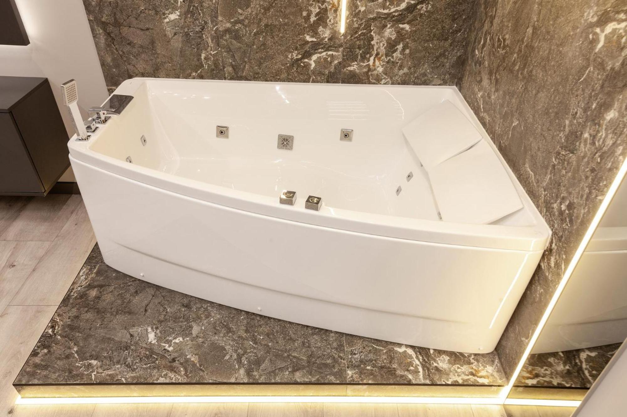 Royal Vip Jacuzzi Apart Lviv Ngoại thất bức ảnh