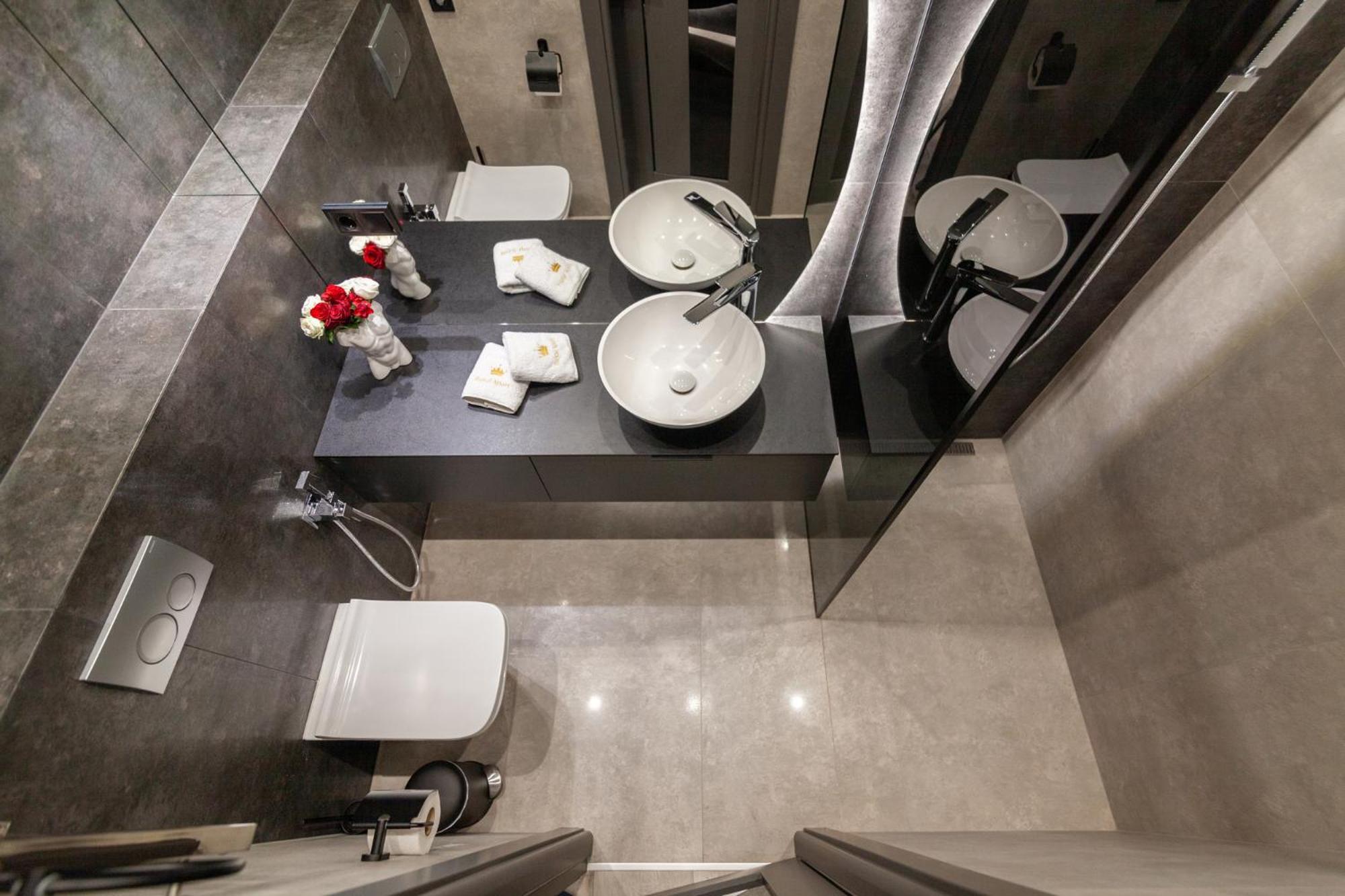 Royal Vip Jacuzzi Apart Lviv Ngoại thất bức ảnh